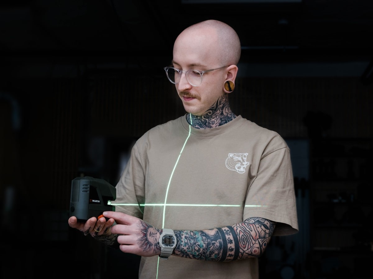 Jonas Winkler mit Linienlaser