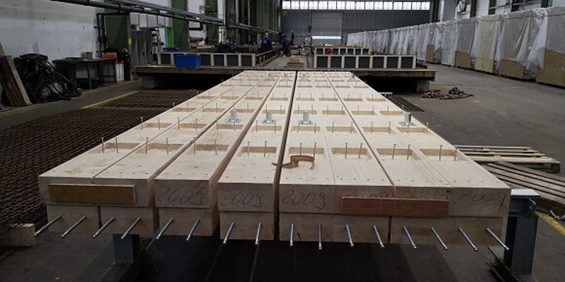 Der Materialmix zwischen Holz und Beton schafft eine einzigartige Atmosphäre.